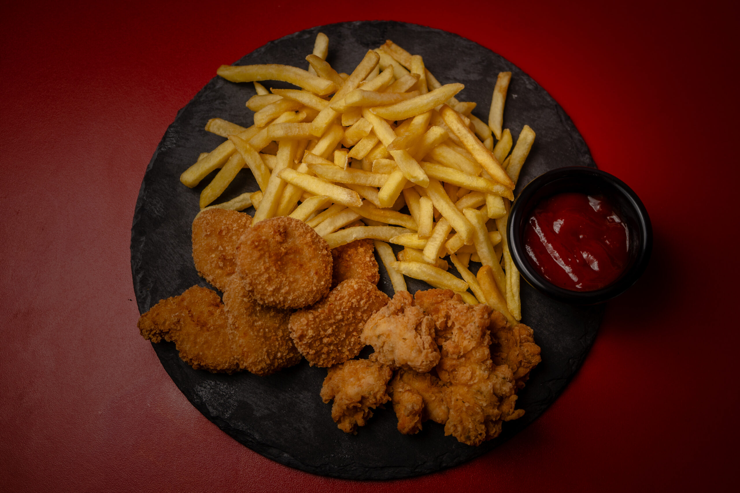 Kid : 6 nuggets de pollo, 1 papas fritas individual, 1 bebida lata
