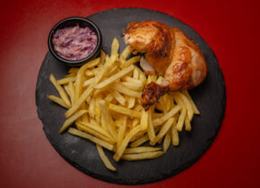Menu 1: 1/4 pollo asado, 1 papas fritas individual, o arroz, ensalada coleslaw y una bebida lata