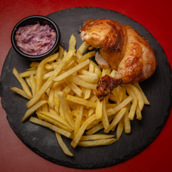 Menu 1: 1/4 pollo asado, 1 papas fritas individual, o arroz, ensalada coleslaw y una bebida lata