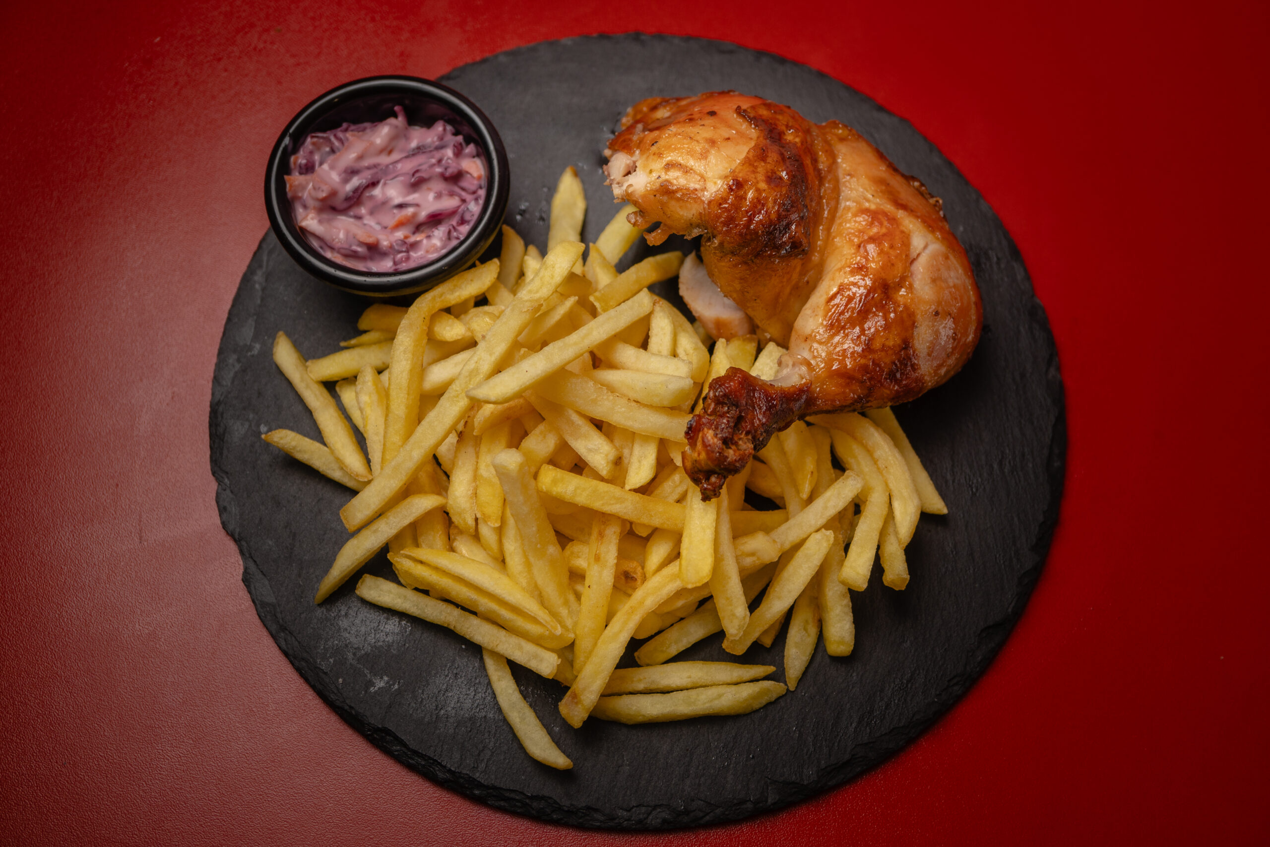 Menu 1: 1/4 pollo asado, 1 papas fritas individual, o arroz, ensalada coleslaw y una bebida lata
