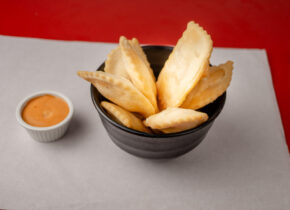 Promo 2: 1 pollo asado a las brasas 1 papas fritas grande 12 empanaditas de queso 10 chicken pop.